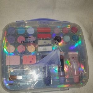 Disney Frozen II Makeup Cosmetic Beauty Kit with carrying case NEW